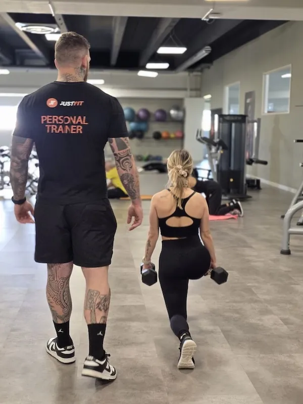 Personal Trainer JustFit durante una sessione one-to-one